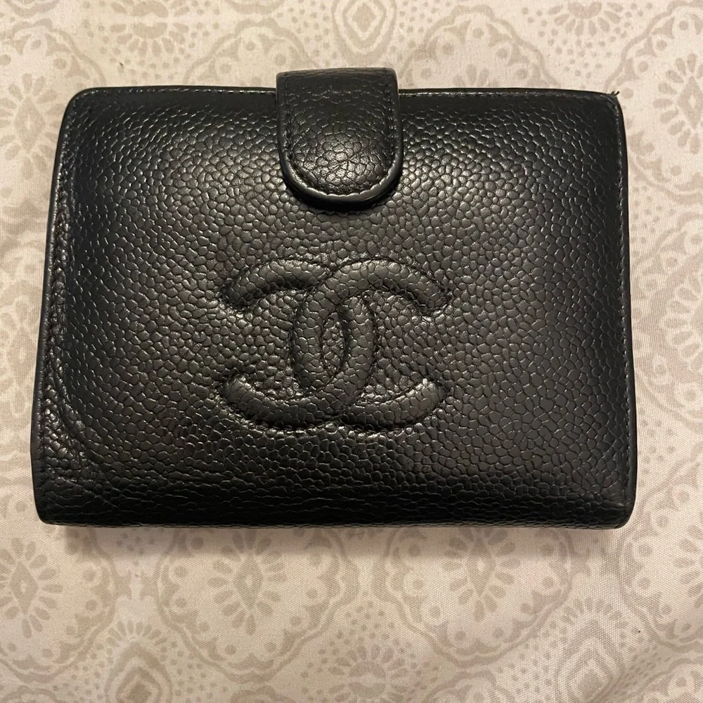 💕CHANEL
Caviar Kisslock Wallet - Picture 3 of 12